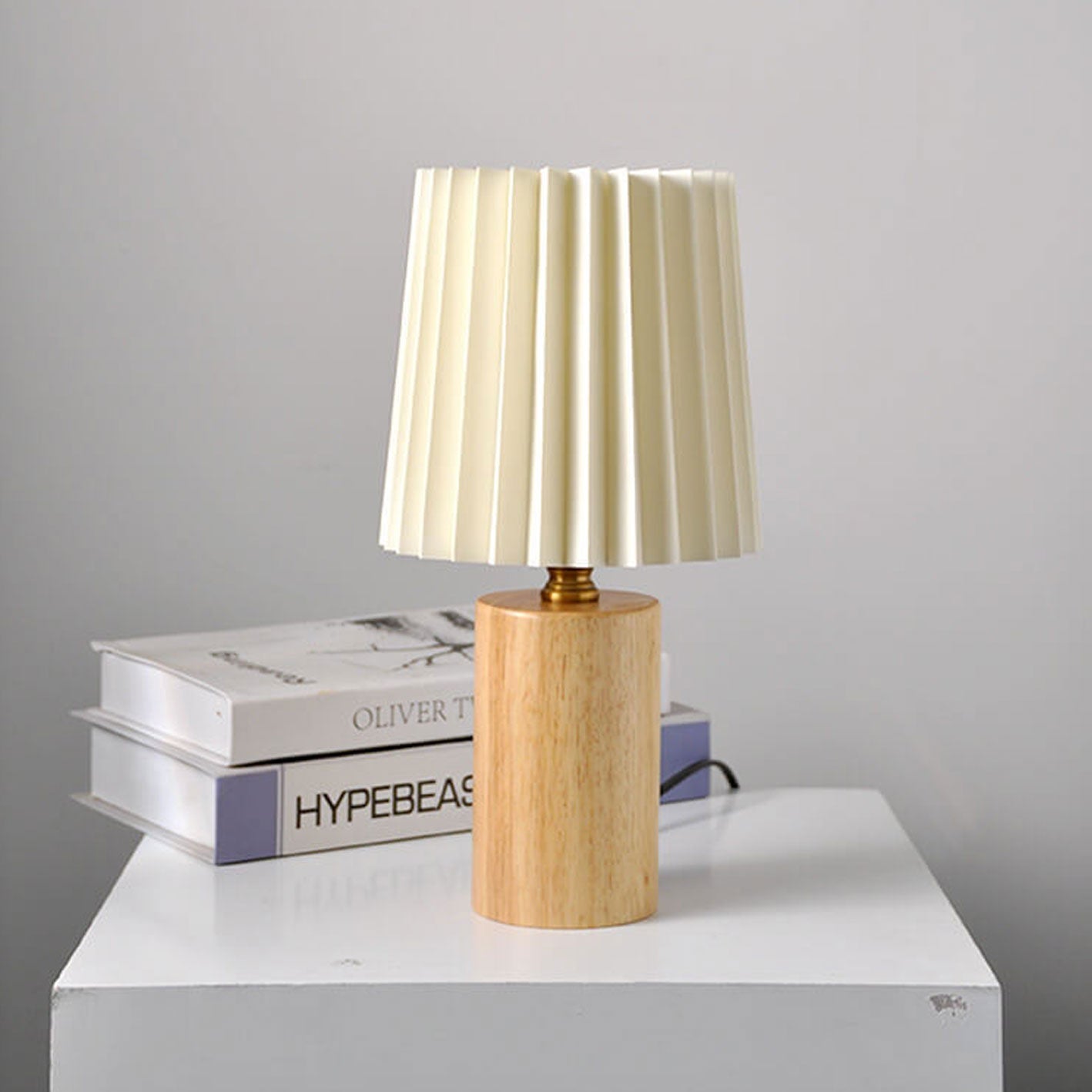 Lampe de table vintage coréenne avec base en bois et abat-jour plissé